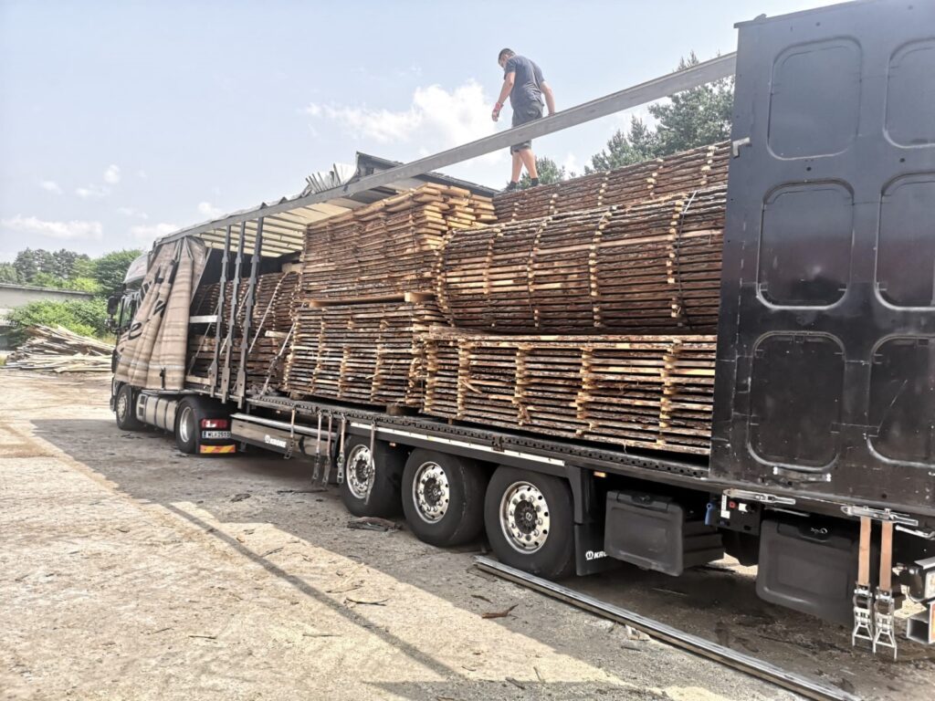 LKW mit Holz beladen